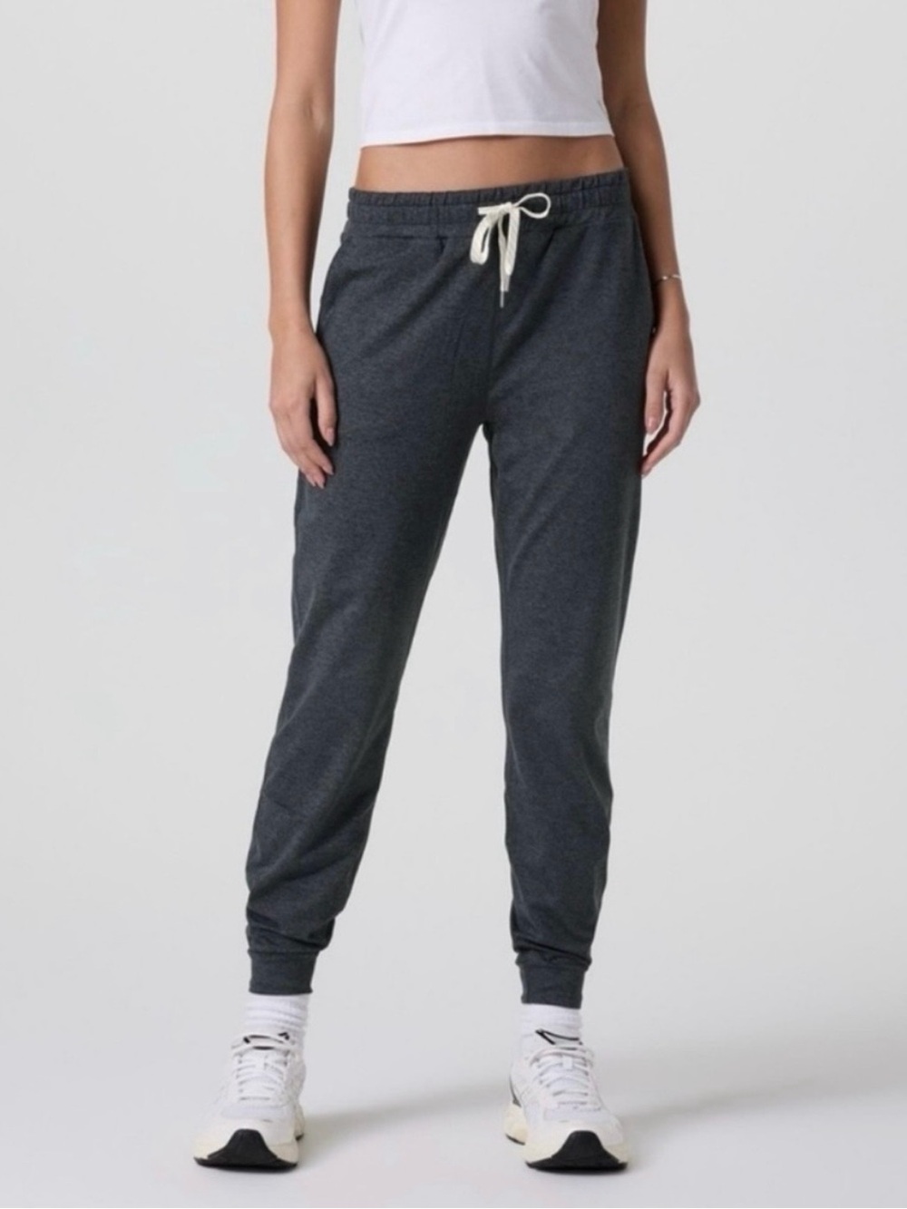 Vuori Performance DreamKnit Jogger Pants in Charcoal Heather Gray Size Medium